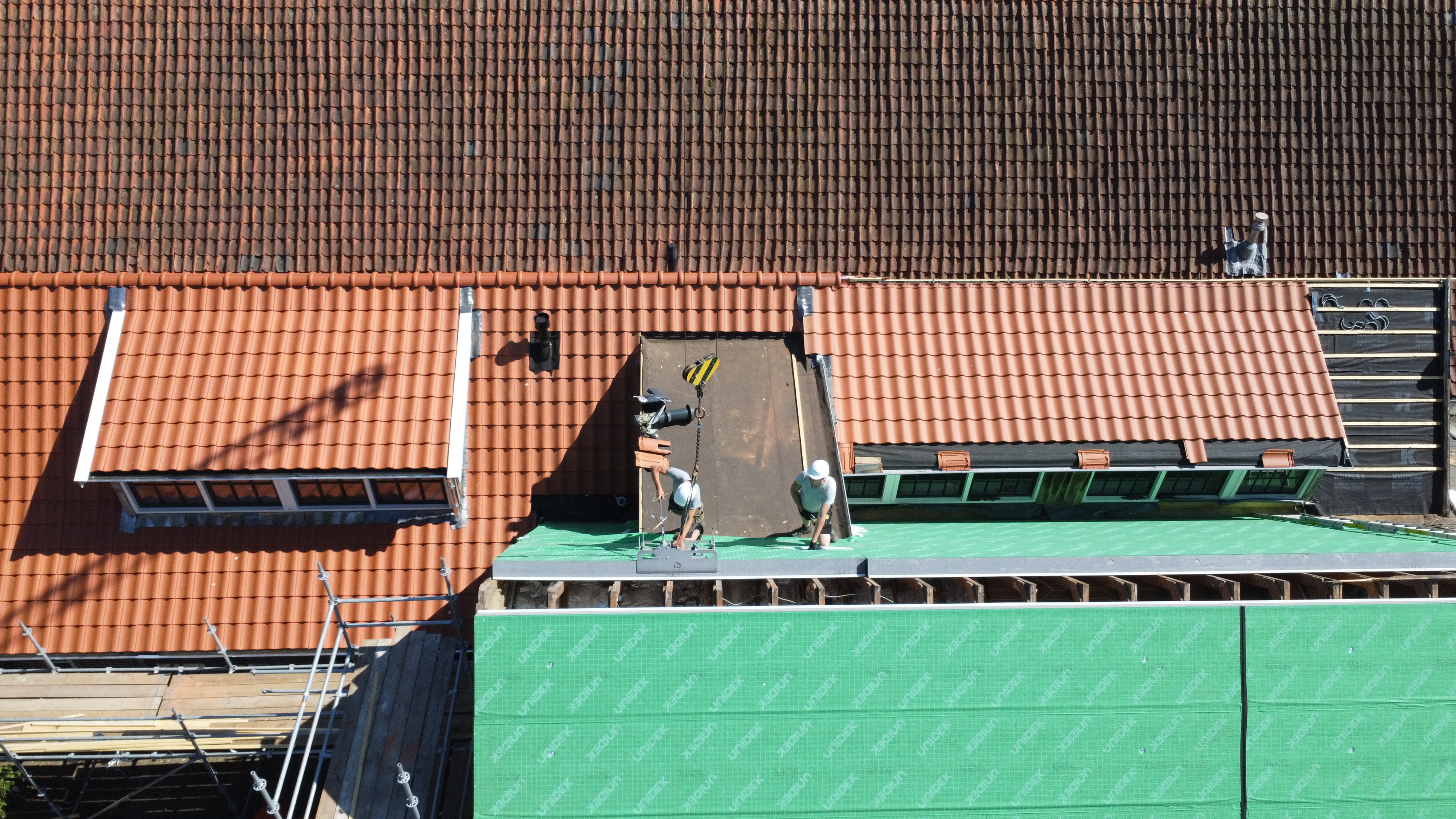 Restauratie en verduurzaming hellend dak en dakkapellen Weerselo fase 1 foto